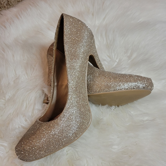 Champagne Gold Pumps - Picture 6 of 10